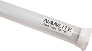800q-06_118853 Lähikuva NANLITE PavoTube T8-7X 2 Kitistä, sylinterimäisestä LED-valoputkesta, jossa on valkoinen etiketti, jossa näkyy sen tuotemerkki ja mallinimi valkoista taustaa vasten.
