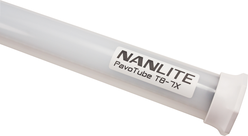 800q-06_118853 Lähikuva NANLITE PavoTube T8-7X 2 Kitistä, sylinterimäisestä LED-valoputkesta, jossa on valkoinen etiketti, jossa näkyy sen tuotemerkki ja mallinimi valkoista taustaa vasten.