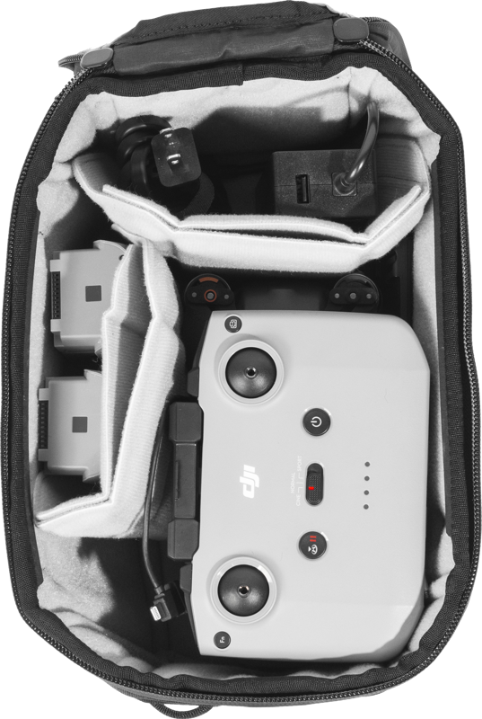 800q-06_125230 Peak Design Camera Cube V2 (Small) -laitteessa säilytetään siististi DJI-kauko-ohjain, kaksi akkua, latauskaapeli ja verkkolaite, jotka on suojattu pehmustettuihin lokeroihin järjestettyä suojaa varten.