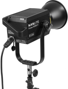 800q-08_123173 NANLITE Forza 500B II 2 Kit LED Spot Light with Trolley Case -LED-valo on asennettu jalustalle, jossa näkyy virtajohto ja säätönupit, ja se on kuvattu valkoista taustaa vasten.