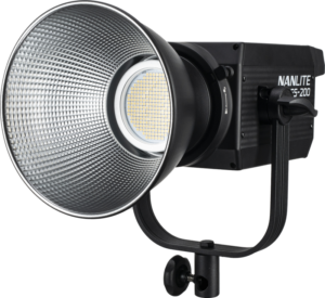 800q-11_115464 NANLITE FS-200 LED Daylight Spot -valaisimessa on suuri hopeinen heijastin, musta kotelo ja kiinnike, joka on ihanteellinen ammattimaiseen valokuvaukseen ja videovalaistukseen.