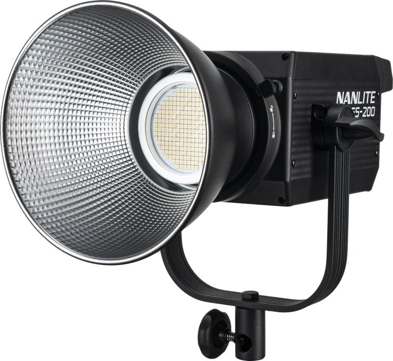 800q-11_115464 NANLITE FS-200 LED Daylight Spot -valaisimessa on suuri hopeinen heijastin, musta kotelo ja kiinnike, joka on ihanteellinen ammattimaiseen valokuvaukseen ja videovalaistukseen.