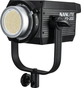 800q-12_115464 Musta NANLITE FS-200 LED-päivävalonheittimellä varustettu NANLITE FS-200 LED-päivävalo on asennettu U-muotoiseen kiinnikkeeseen, ja siinä on näkyvissä sen ruudukkokuvioinen LED-paneeli ja sivussa oleva tuotemerkin etiketti.