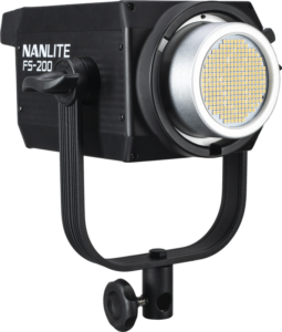 800q-14_115464 NANLITE FS-200 LED Daylight Spot -valaisin, jossa on musta suorakulmainen runko, pyöreä LED-paneeli ja säädettävä kiinnike.