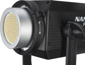 800q-15_115464 Lähikuva NANLITE FS-200 LED Daylight Spot Light -valaisimesta, jonka etuosassa on keltaisten LEDien ruudukko ja joka on asennettu mustaan säädettävään jalustaan. Mustassa metallikotelossa on näkyvät säätönupit tarkkaa säätöä varten.