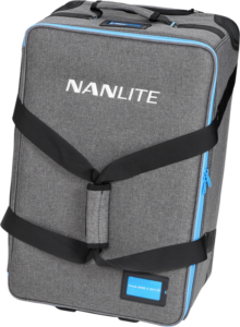 NANLITE_300TRL_001 NANLITE Trolley Case for 2 Lights Forza 300 II / 300B II on harmaa suorakaiteen muotoinen matkalaukku, jossa on siniset vetoketjut, mustat hihnat, valkoinen NANLITE-logo edessä, kahva ja pieni etikettiteline alakulmassa.