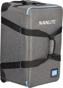 NANLITE_300TRL_002 NANLITE Trolley Case for 2 Lights Forza 300 II / 300B II on suuri, harmaa, suorakaiteen muotoinen kotelo, jossa on mustat hihnat, sivukahva, siniset vetoketju-aksentit, pyörät ja NANLITE-logo edessä.