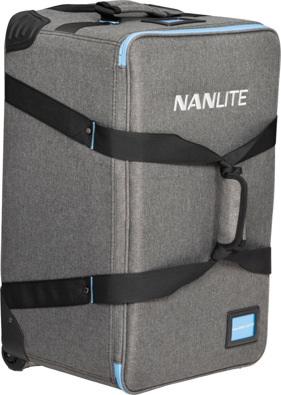 NANLITE_300TRL_002 NANLITE Trolley Case for 2 Lights Forza 300 II / 300B II on suuri, harmaa, suorakaiteen muotoinen kotelo, jossa on mustat hihnat, sivukahva, siniset vetoketju-aksentit, pyörät ja NANLITE-logo edessä.