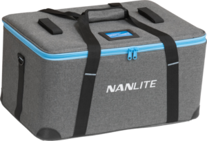 NANLITE_500TRL_001 Harmaa suorakulmainen NANLITE Trolley Case 2 Forza 500/500B II -valaisimelle, jossa on mustat kahvat, mustat hihnat, sininen vetoketju ja valkoinen Nanlite-logo painettuna etupuolelle.