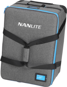 NANLITE_500TRL_002 NANLITE Trolley Case for 2 Lights Forza 500/500B II on suuri, suorakaiteen muotoinen harmaa kotelo, jossa on sininen reunus, mustat etuhihnat, yläkahva ja etikettiteline alakulmassa.