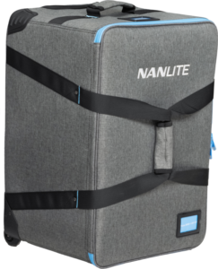 NANLITE_500TRL_003 NANLITE Trolley Case for 2 Lights Forza 500/500B II on suuri, suorakulmainen harmaa kotelo, jossa on mustat hihnat, siniset vetoketju-aksentit, sivukahva, pyörät ja etupuolella oleva etikettiikkuna.