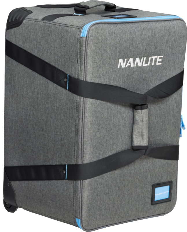 NANLITE_500TRL_003 NANLITE Trolley Case for 2 Lights Forza 500/500B II on suuri, suorakulmainen harmaa kotelo, jossa on mustat hihnat, siniset vetoketju-aksentit, sivukahva, pyörät ja etupuolella oleva etikettiikkuna.