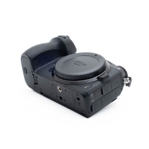 Nikon Z6 3260-1 Nikon Z6 (SC 3500) - Käytetty mustan värinen digitaalikameran runko ilman objektiivia valkoisella pohjalla, jossa näkyvät kameran sivu- ja alapuolen portit ja säätimet.