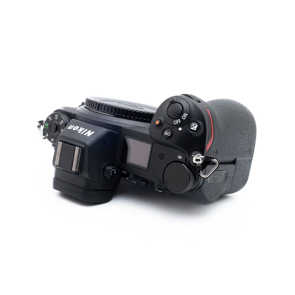 Nikon Z6 3260-2 Nikon Z6 (SC 3500) - Käytetty digitaalikameran runko ylhäältä katsottuna, jossa näkyy säätimet, painikkeet ja kuvioitu kädensija valkoisella taustalla.