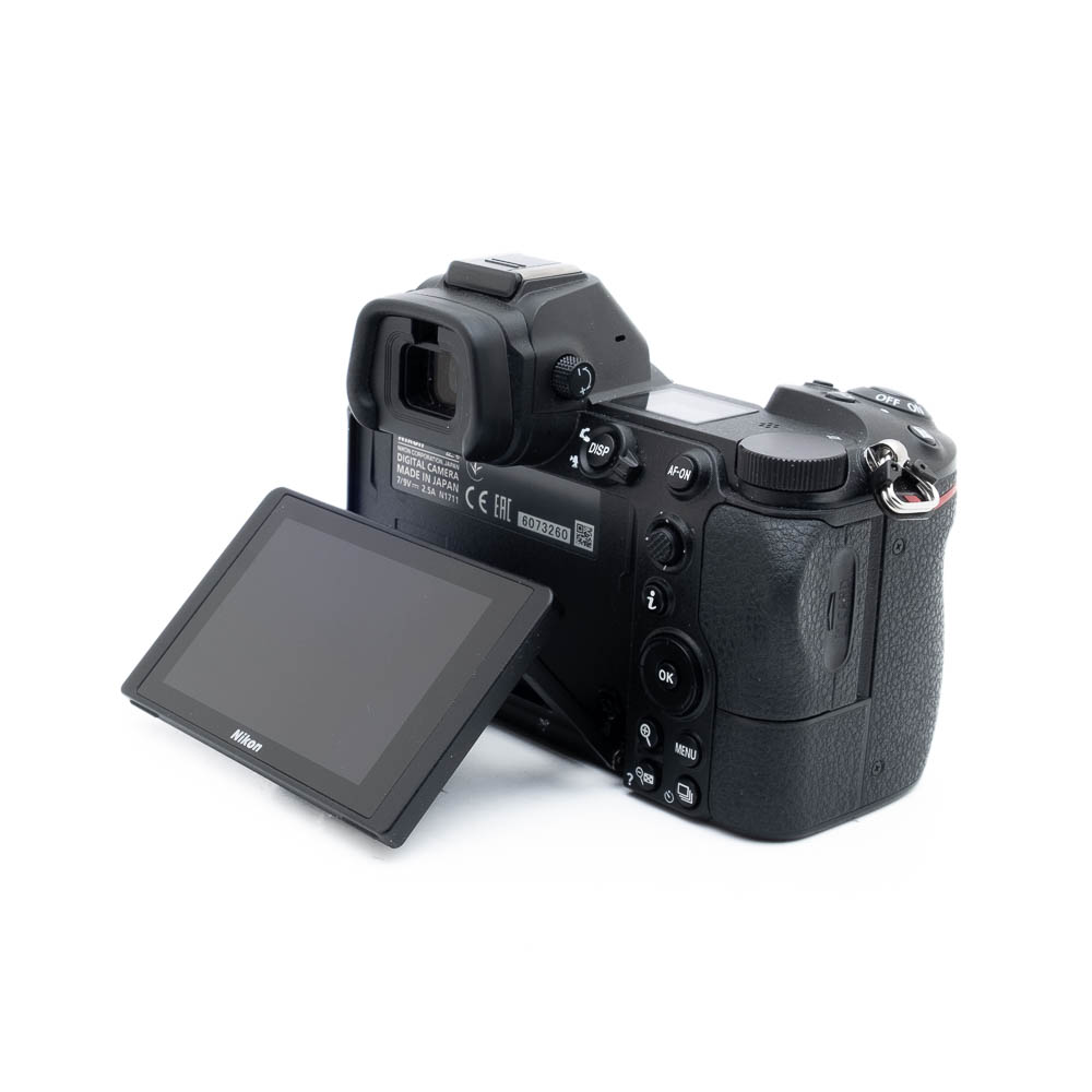 Nikon Z6 3260-3 Nikon Z6 (SC 3500) - Käytetty on kuvattu takaa, ja siinä on kuvioitu kahva, erilaisia ohjauspainikkeita ja valintakiekkoja sekä ulospäin kääntyvä LCD-näyttö.
