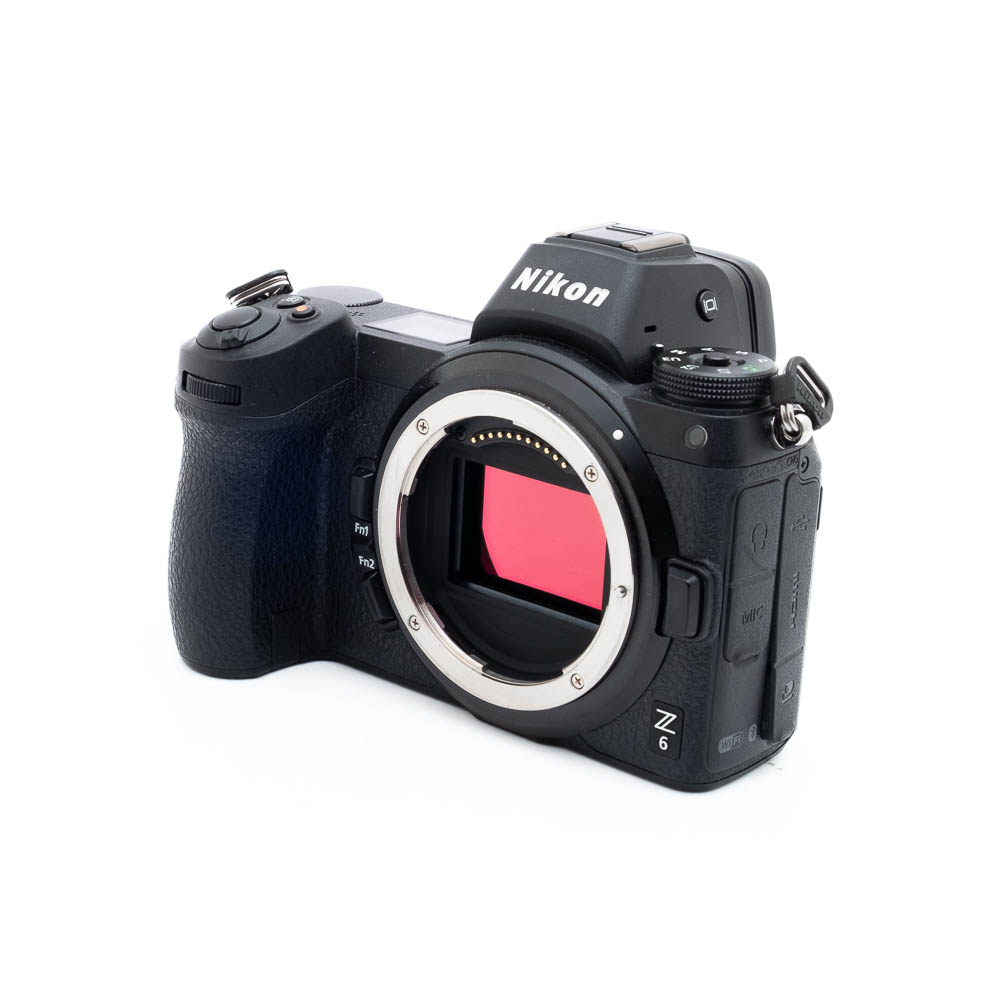 Nikon Z6 3260-4 Nikon Z6 (SC 3500) - Käytetty peilitön kamerarunko on kuvassa mustana, ja se on käännetty niin, että objektiivin kiinnitys, kenno ja ohjauspainikkeet kahvassa ja yläosassa tulevat esiin.