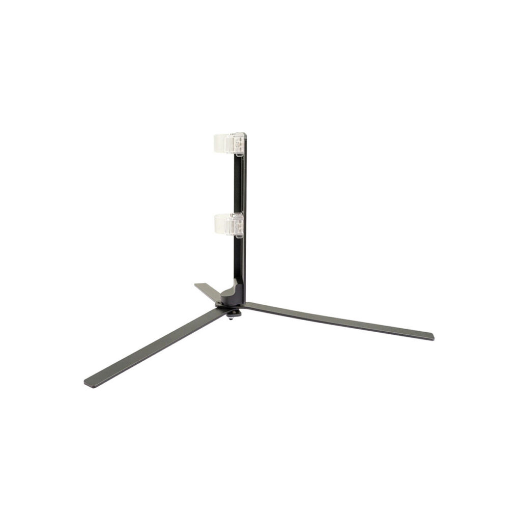 Pavo ständi 60x1 NANLITE Floor Stand for Pavotube 60X on musta metallinen kolmijalka, jossa on kaksi läpinäkyvää säädettävää pidikettä pystysuorassa tangossa, joka pitää esineet pystyssä. Kuvassa tavallista valkoista taustaa vasten.