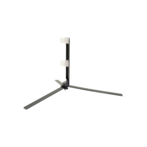 NANLITE Floor Stand for Pavotube 60X on musta metallinen kolmijalka, jossa on kaksi läpinäkyvää säädettävää pidikettä pystysuorassa tangossa, joka pitää esineet pystyssä. Kuvassa tavallista valkoista taustaa vasten.