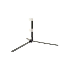 Pavo ständi 60x1 NANLITE Floor Stand for Pavotube 60X on musta metallinen kolmijalka, jossa on kaksi läpinäkyvää säädettävää pidikettä pystysuorassa tangossa, joka pitää esineet pystyssä. Kuvassa tavallista valkoista taustaa vasten.