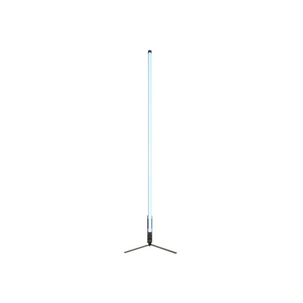 Pavo ständi 60x10 NANLITE-lattiajalusta Pavotube 60X:lle näyttää pystysuoran, hehkuvan sinisen LED-putken kompaktilla, kolmijalkaisella metallijalustalla valkoista taustaa vasten.