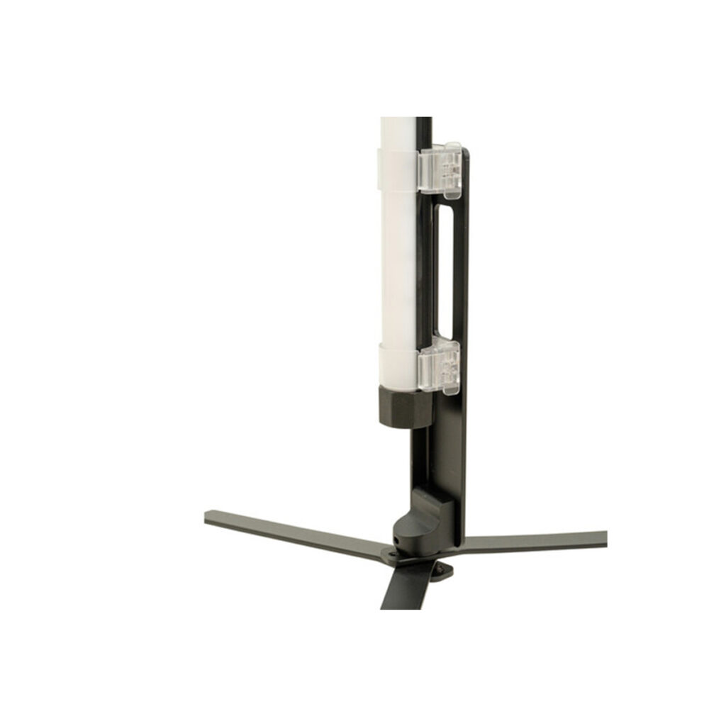 Pavo ständi 60x5 Lähikuva NANLITE Floor Stand for Pavotube 60X -lattiatelineestä, jossa on kirkas ja valkoinen lieriömäinen putki pystysuorassa läpinäkyvillä kiinnikkeillä, kaikki valkoista taustaa vasten.