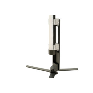 Pavo ständi 60x5 Lähikuva NANLITE Floor Stand for Pavotube 60X -lattiatelineestä, jossa on kirkas ja valkoinen lieriömäinen putki pystysuorassa läpinäkyvillä kiinnikkeillä, kaikki valkoista taustaa vasten.