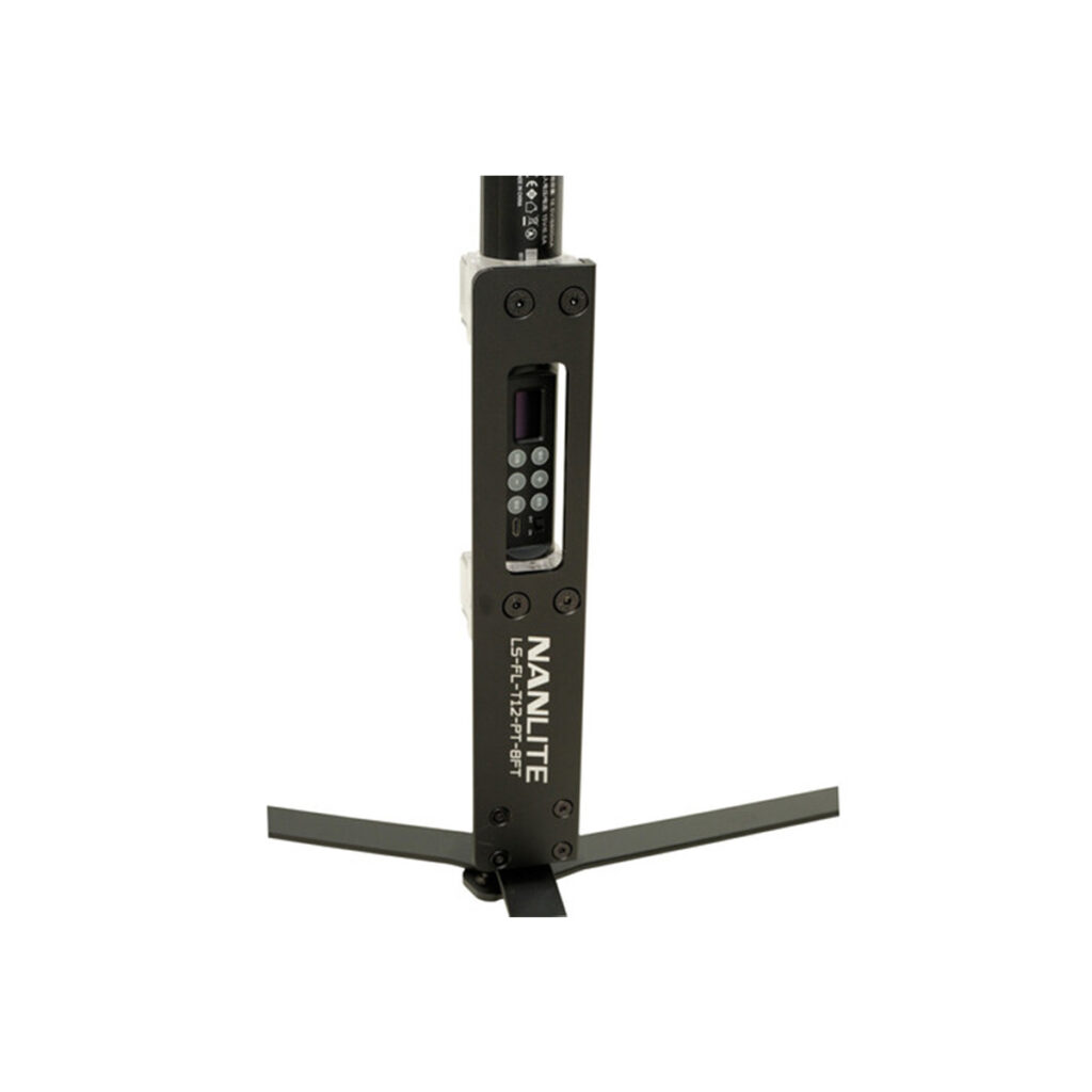 Pavo ständi 60x6 Lähikuva NANLITE Floor stand for Pavotube 60X base -jalustasta, jossa näkyy ohjauspaneeli ja kaksi ulosvedettyä metallista tukijalkaa valkoisella pohjalla.