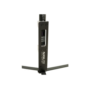 Pavo ständi 60x6 Lähikuva NANLITE Floor stand for Pavotube 60X base -jalustasta, jossa näkyy ohjauspaneeli ja kaksi ulosvedettyä metallista tukijalkaa valkoisella pohjalla.