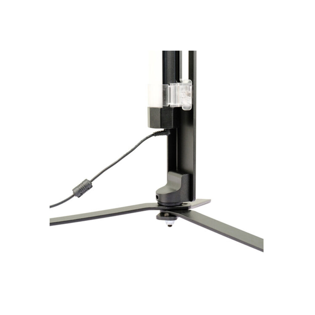 Pavo ständi 60x7 Lähikuva NANLITE Floor Stand for Pavotube 60X -lattiatelineen pohjasta, jossa on kolme mustaa metallijalkaa ja virtajohto, joka on kytketty sen pystytolpan liittimeen.