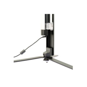 Pavo ständi 60x7 Lähikuva NANLITE Floor Stand for Pavotube 60X -lattiatelineen pohjasta, jossa on kolme mustaa metallijalkaa ja virtajohto, joka on kytketty sen pystytolpan liittimeen.