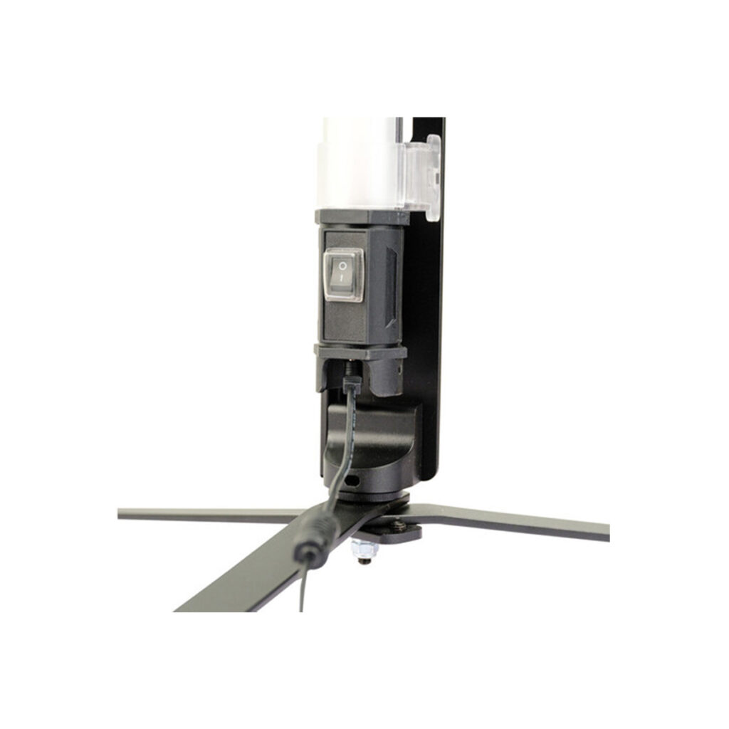 Pavo ständi 60x8 Lähikuva NANLITE Floor Stand for Pavotube 60X -lattiatelineestä: siinä on musta virtakytkin jalustassa, pohjaan kytketty johto ja kolme metallista kolmijalkaa, jotka ulottuvat ulospäin tukea varten.