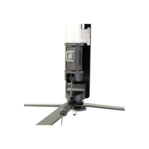 Pavo ständi 60x8 Lähikuva NANLITE Floor Stand for Pavotube 60X -lattiatelineestä: siinä on musta virtakytkin jalustassa, pohjaan kytketty johto ja kolme metallista kolmijalkaa, jotka ulottuvat ulospäin tukea varten.