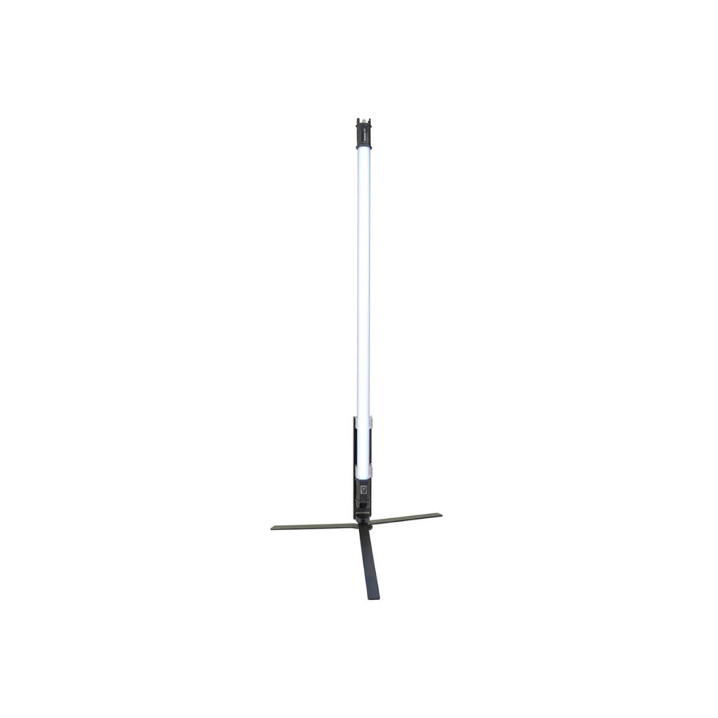 Pavo ständi 60x9 NANLITE Floor stand for Pavotube 60X on pystysuora LED-valoputki, joka on kiinnitetty kolmijalkaiseen jalustaan, ja se näkyy eristettynä valkoisella taustalla.