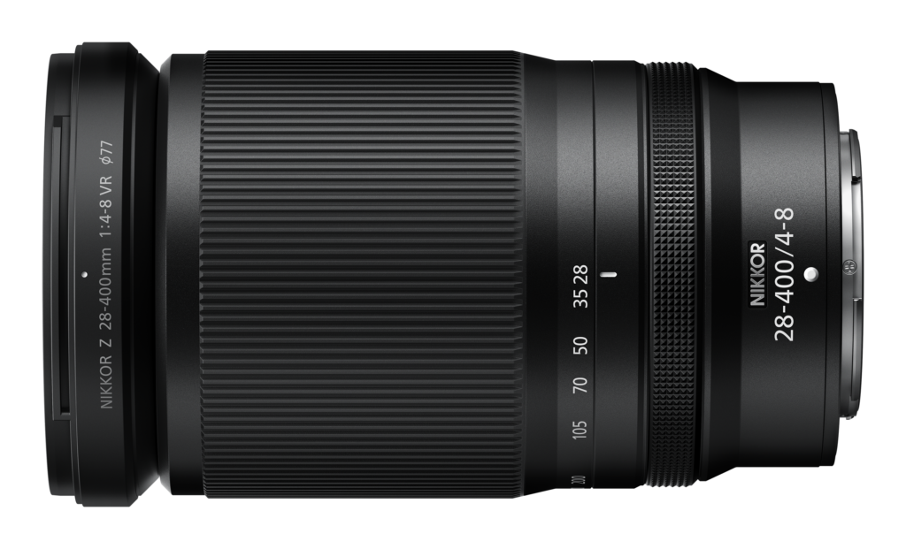 Z28-400_4-8_angle2_0 Nikon Nikkor Z 28-400mm f/4-8 VR -objektiivi näkyy vaakasuorassa valkoisella taustalla, ja siinä näkyvät zoomaus- ja tarkennusrenkaat, polttovälin merkinnät ja objektiivin mallin tiedot.