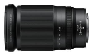 Z28-400_4-8_angle2_0 Nikon Nikkor Z 28-400mm f/4-8 VR -objektiivi näkyy vaakasuorassa valkoisella taustalla, ja siinä näkyvät zoomaus- ja tarkennusrenkaat, polttovälin merkinnät ja objektiivin mallin tiedot.