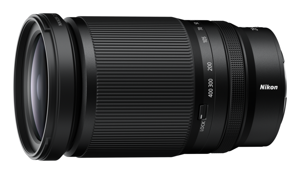 Z28-400_4-8_angle3_0 Nikon Nikkor Z 28-400mm f/4-8 VR -objektiivin lähikuvassa näkyy sen kuvioitu tarkennusrengas, zoomausmerkinnät, tynnyrissä oleva lukituskytkin ja Nikonin logo sivulla.