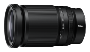 Z28-400_4-8_angle3_0 Nikon Nikkor Z 28-400mm f/4-8 VR -objektiivin lähikuvassa näkyy sen kuvioitu tarkennusrengas, zoomausmerkinnät, tynnyrissä oleva lukituskytkin ja Nikonin logo sivulla.