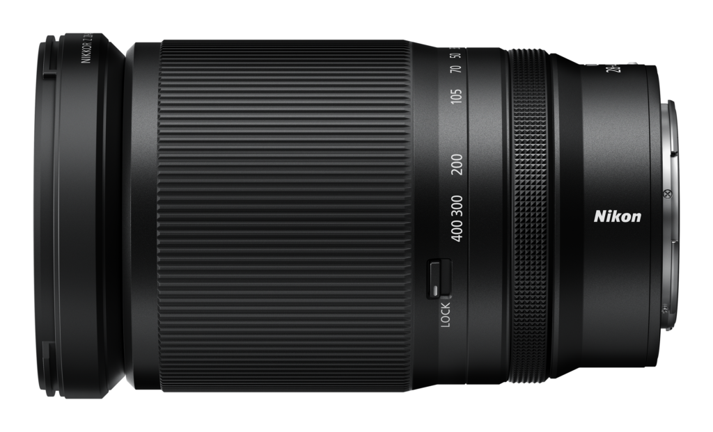 Z28-400_4-8_angle4_0 Musta Nikon Nikkor Z 28-400mm f/4-8 VR -objektiivi, jossa on zoomausmerkinnät, kuvioitu kahva, lukituskytkin ja Nikonin tuotemerkki sivulla, näkyy valkoisella taustalla.