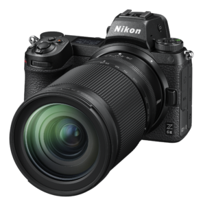 Z6II_Z28-400_4-8_front34l_0 Musta Nikon Z 6II -peilitön digitaalikamera, johon on kiinnitetty Nikon Nikkor Z 28-400mm f/4-8 VR -objektiivi, kuvakulmasta katsottuna, jossa etulinssin elementti ja kameran säätimet korostuvat.