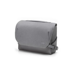 DJI Mavic Air3 Flymore -laukku on minimalistinen harmaa lähettilaukku, jossa on läppäsuljenta, sivusolki ja DJI:n logo oikeassa alakulmassa valkoisella pohjalla.