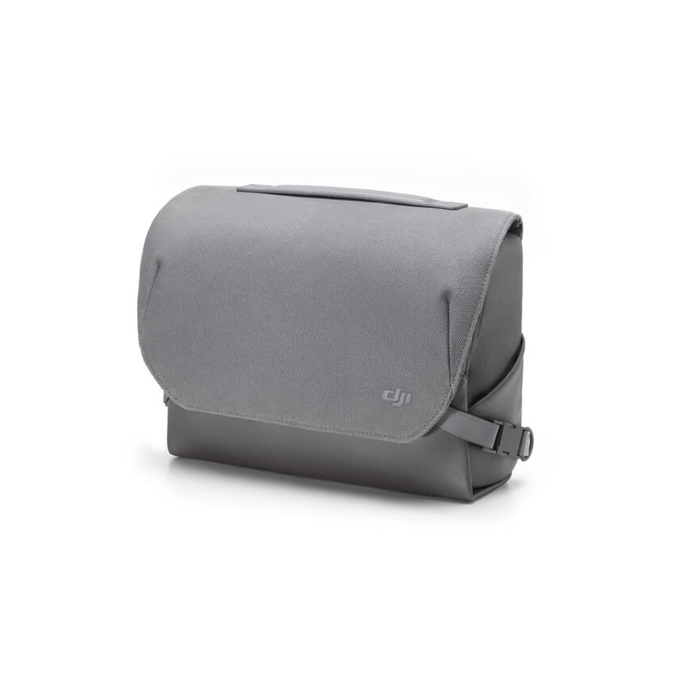 dji_mavic_air3_bag DJI Mavic Air3 Flymore -laukku on minimalistinen harmaa lähettilaukku, jossa on läppäsuljenta, sivusolki ja DJI:n logo oikeassa alakulmassa valkoisella pohjalla.