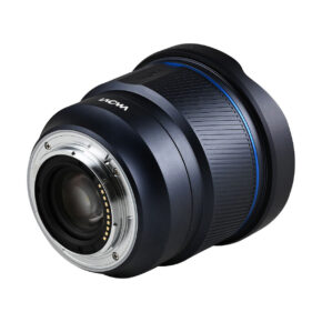 laowa_af_10mm_02 Laowa Sony FE AF 10mm f/2.8 Zero-D FF -objektiivin lähikuvassa näkyy sen metallinen kiinnitys, uurrettu tarkennusrengas ja sininen korostus valkoisella taustalla.