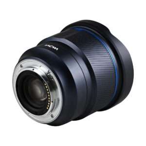 laowa_af_10mm_02 Laowa Sony FE AF 10mm f/2.8 Zero-D FF -objektiivin lähikuvassa näkyy sen metallinen kiinnitys, uurrettu tarkennusrengas ja sininen korostus valkoisella taustalla.