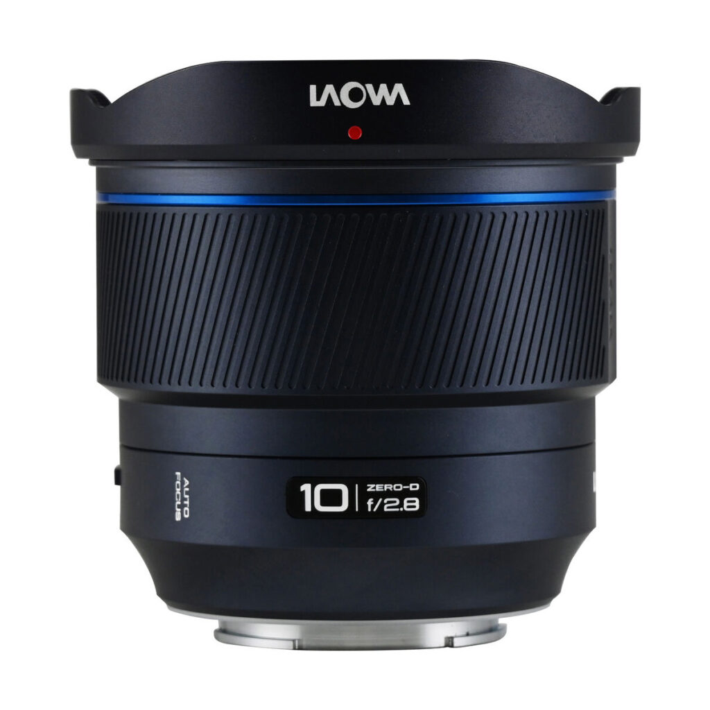 laowa_af_10mm_03 Lähikuva Laowa Sony FE AF 10mm f/2.8 Zero-D FF -objektiivista, jossa on musta runko, sininen korostusrengas ja uurrettu tarkennusrengas, pystyssä valkoista taustaa vasten.
