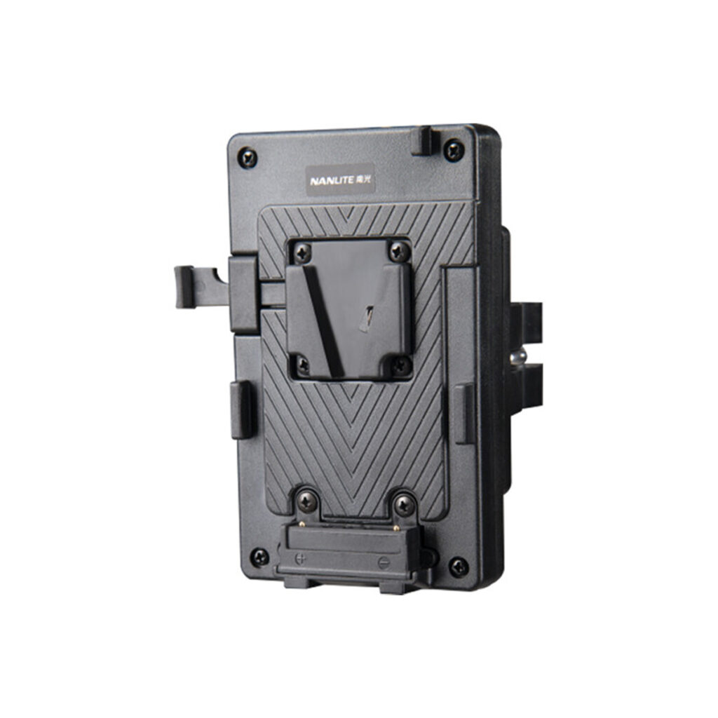 nandcport1 NANLITE V-Mount -akkusovitin DC-portilla, jossa on musta kuvioitu pinta, useita kiinnityspisteitä ja liittimiä, näkyy valkoisella pohjalla.