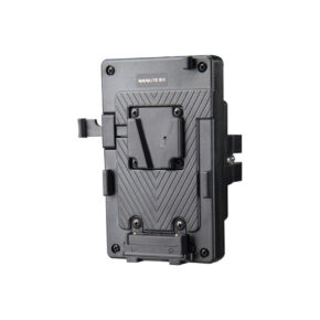 nandcport1 NANLITE V-Mount -akkusovitin DC-portilla, jossa on musta kuvioitu pinta, useita kiinnityspisteitä ja liittimiä, näkyy valkoisella pohjalla.