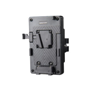 nandcport1 NANLITE V-Mount -akkusovitin DC-portilla, jossa on musta kuvioitu pinta, useita kiinnityspisteitä ja liittimiä, näkyy valkoisella pohjalla.
