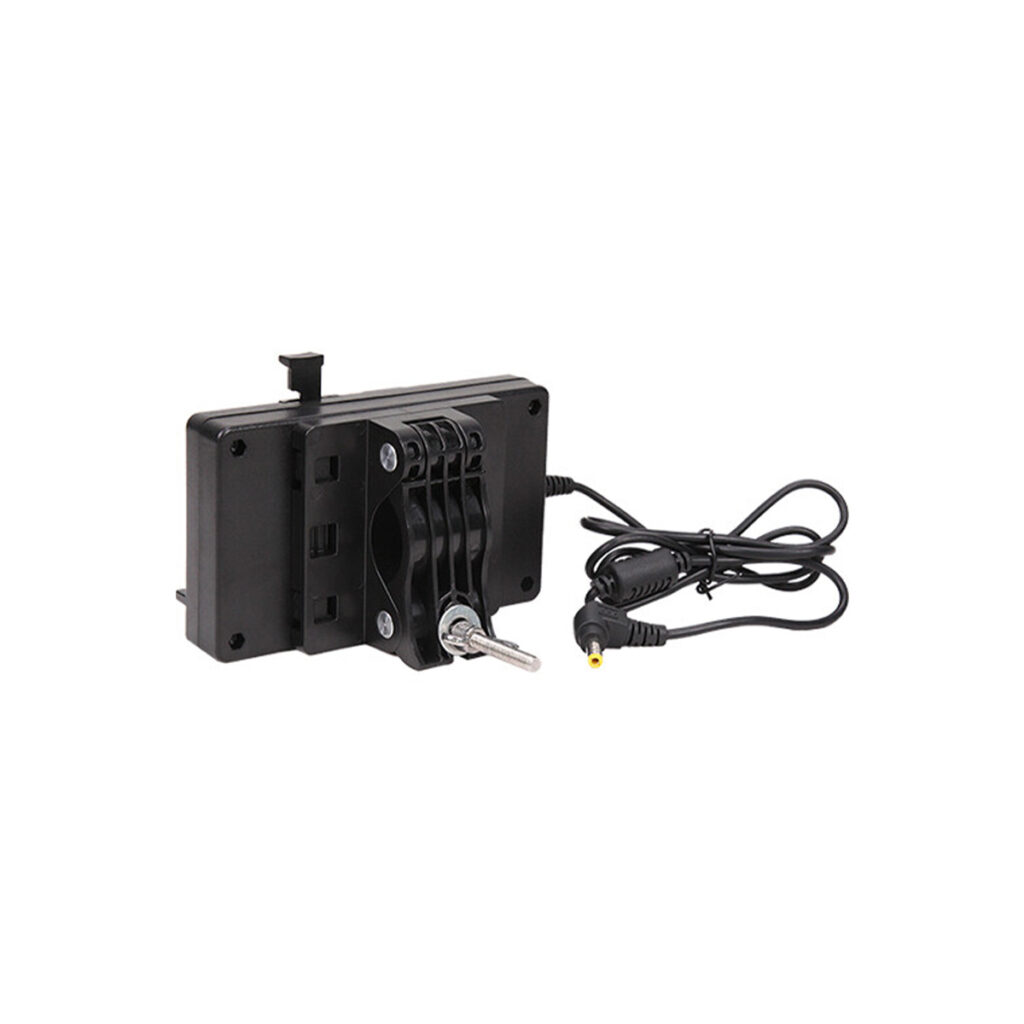 nandcport2 NANLITE V-Mount -akkusovitin DC-portilla on musta elektroniikkalaite, jossa on asennettu vaihtokytkin, kolme säätönuppia ja liitetty virtajohto, jossa on suorakulmainen liitin, kuvassa valkoisella pohjalla.