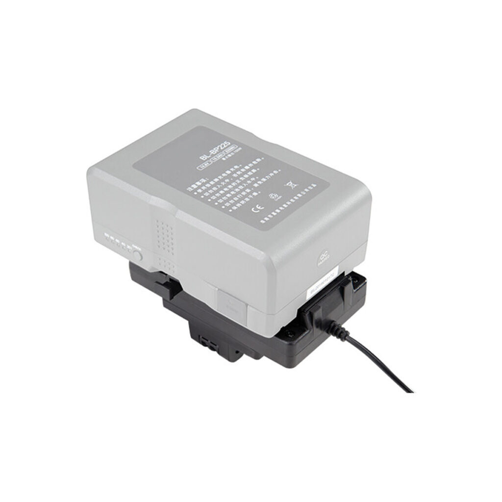 nandcport4 NANLITE V-Mount -akkusovitin DC-portilla, suorakulmainen harmaa, on yhdistetty mustaan latausdokkariin virtajohdolla. Tilan merkkivalot ja painettu teksti näkyvät akussa, joka on asetettu tavallista valkoista taustaa vasten.