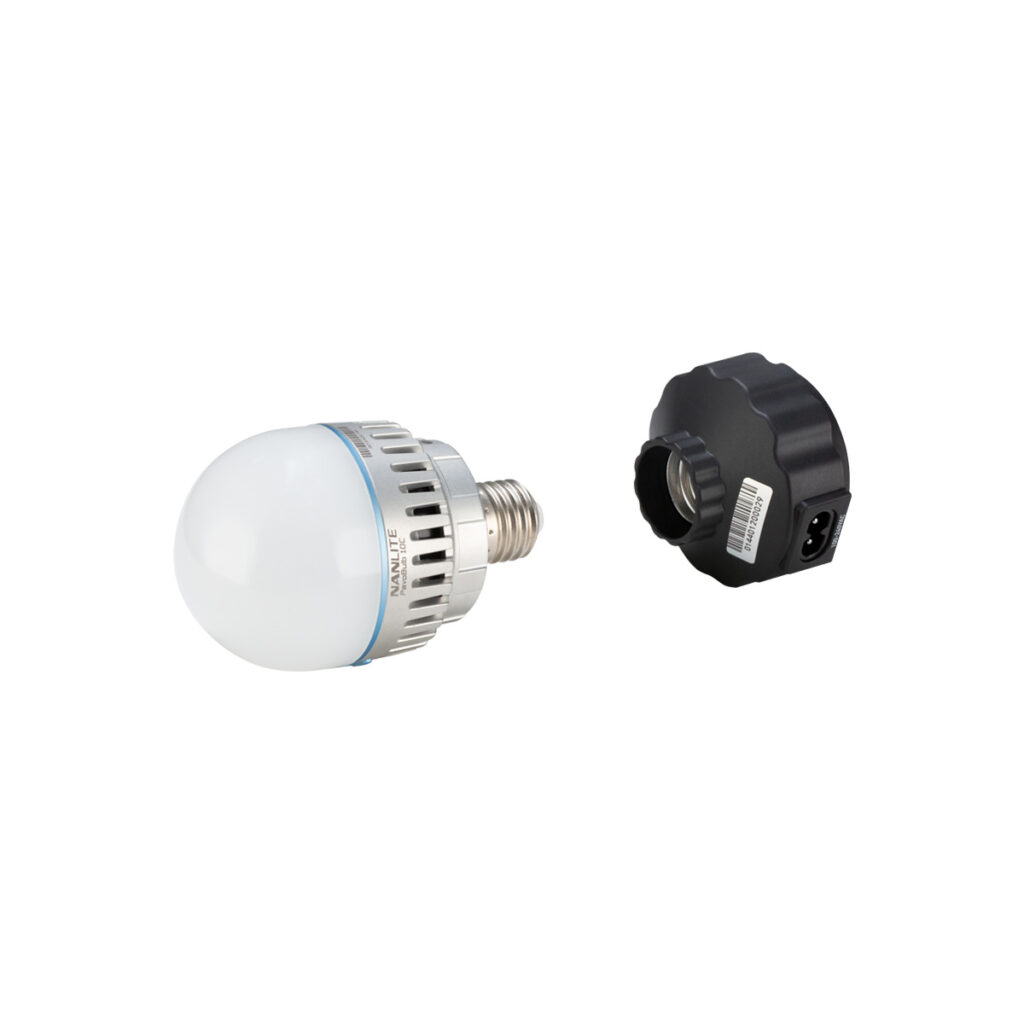 nane27mag3 Valkoinen LED-lamppu, jossa on metallinen kanta, näkyy NANLITE E27 -magneettisovittimen, mustan irrotettavan pistorasian, vieressä valkoisella pohjalla.